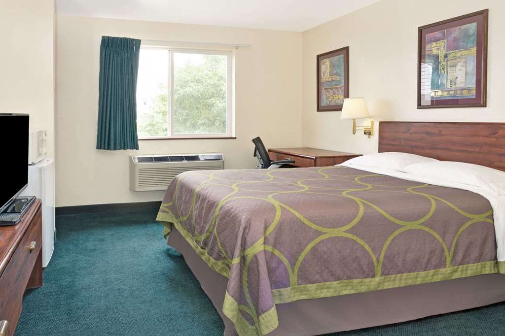 Super 8 by Wyndham Windsor - photo 6