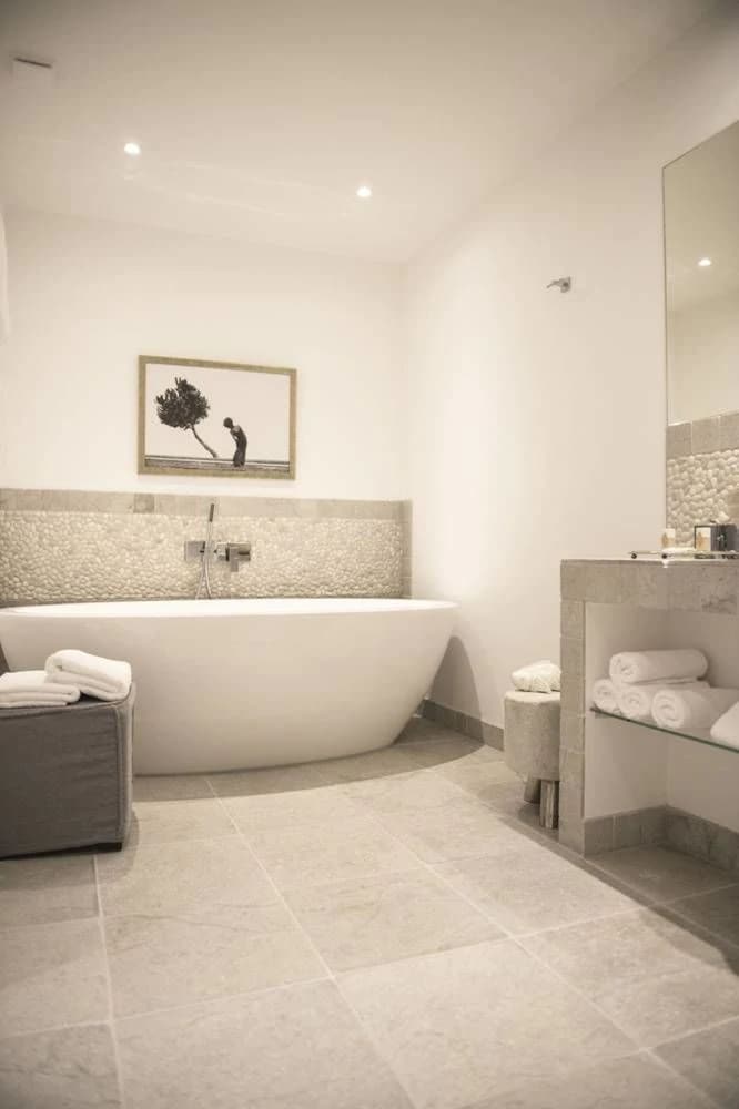 Deep soaking bathtub