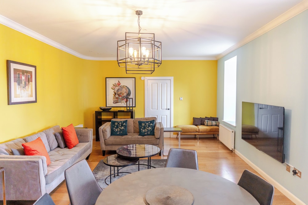 Royal Mile Apartments by Joivy — 4-Star Luxury Hotel in Edinburgh, United Kingdom