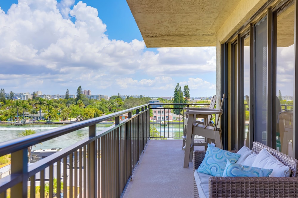 Treasure Island Resort Condo w Beach Access in Treasure Island, United States