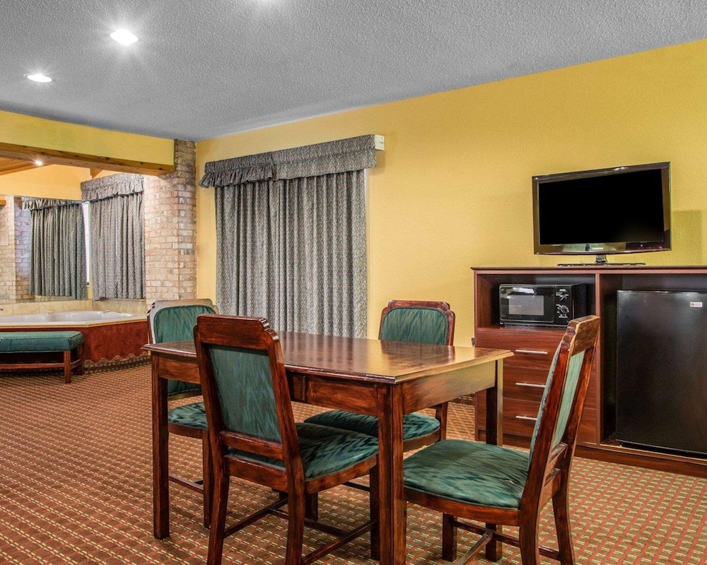 AmericInn by Wyndham Mosinee Central Wisconsin Airport - photo 46