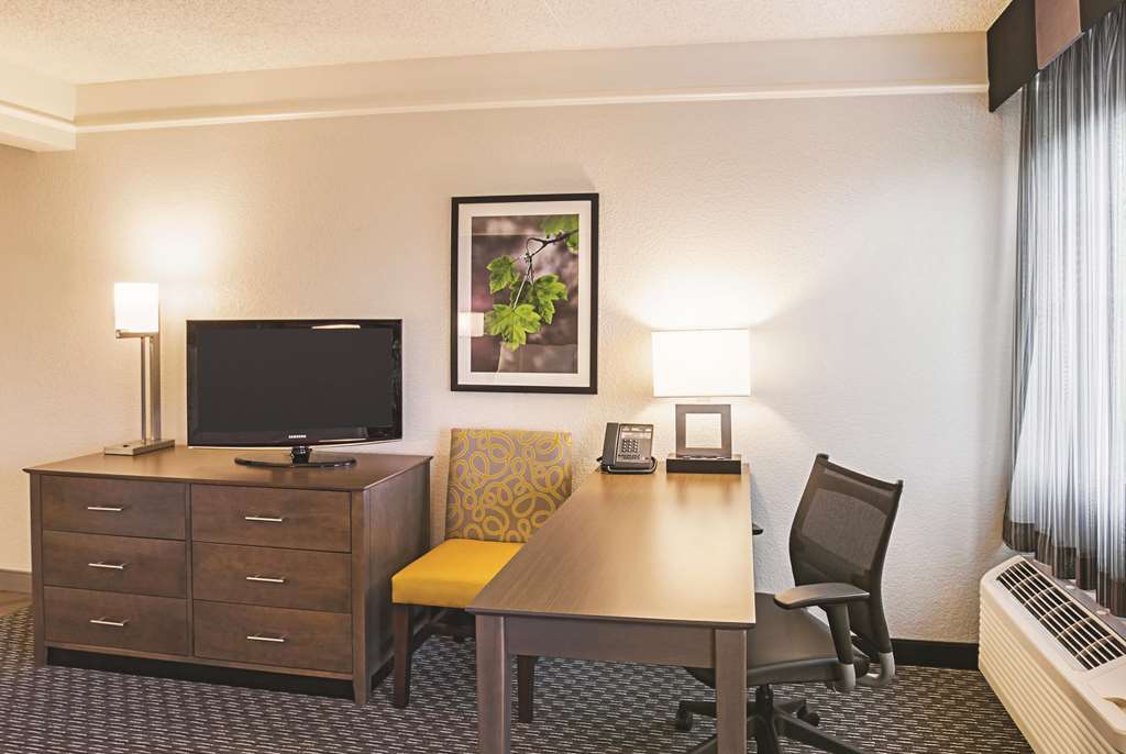 La Quinta Inn & Suites by Wyndham Fort Worth North - photo 25