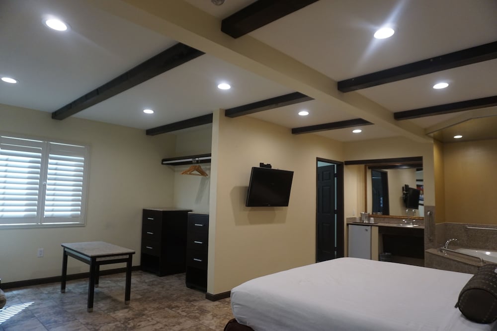 Tuscan Garden Inn - photo 21