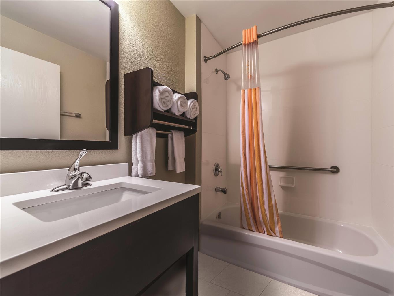 La Quinta Inn & Suites by Wyndham Collinsville St. Louis - photo 13