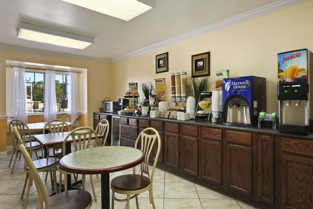 Microtel Inn & Suites by Wyndham Baton Rouge - photo 13