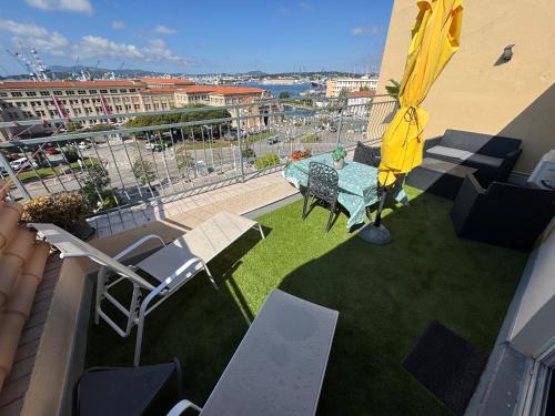Studio En Toit Terrasse Vue Mer Grande Terrasse in Toulon, France