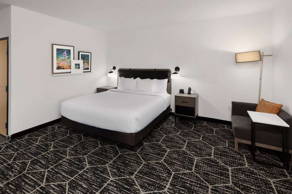 La Quinta Inn & Suites by Wyndham Austin Parmer Tech Ridge - photo 17