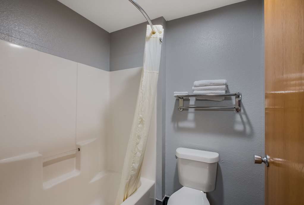 Econo Lodge Inn & Suites Diamondhead - photo 18