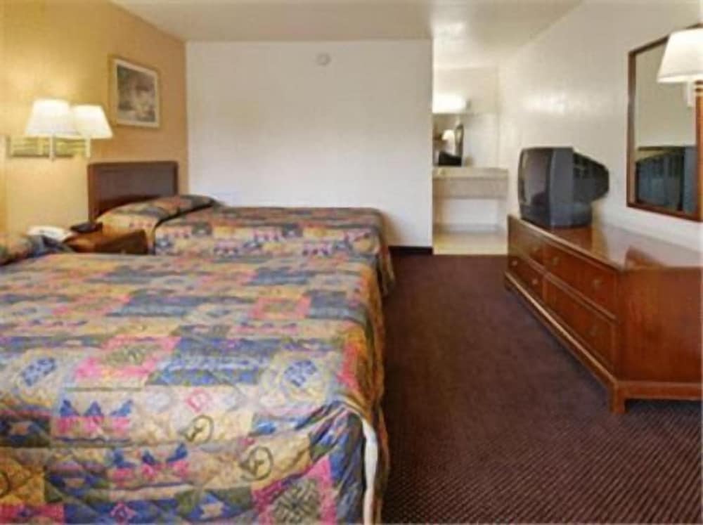 Belmont Inn & Suites - photo 10