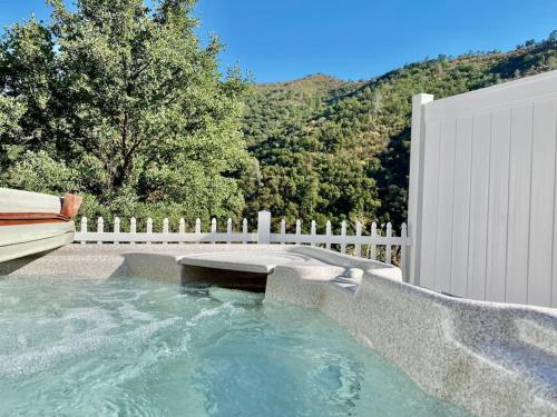 Eagle Nest River Views Hot Tub Games Sleeps 6 — hotel in Ahwahnee