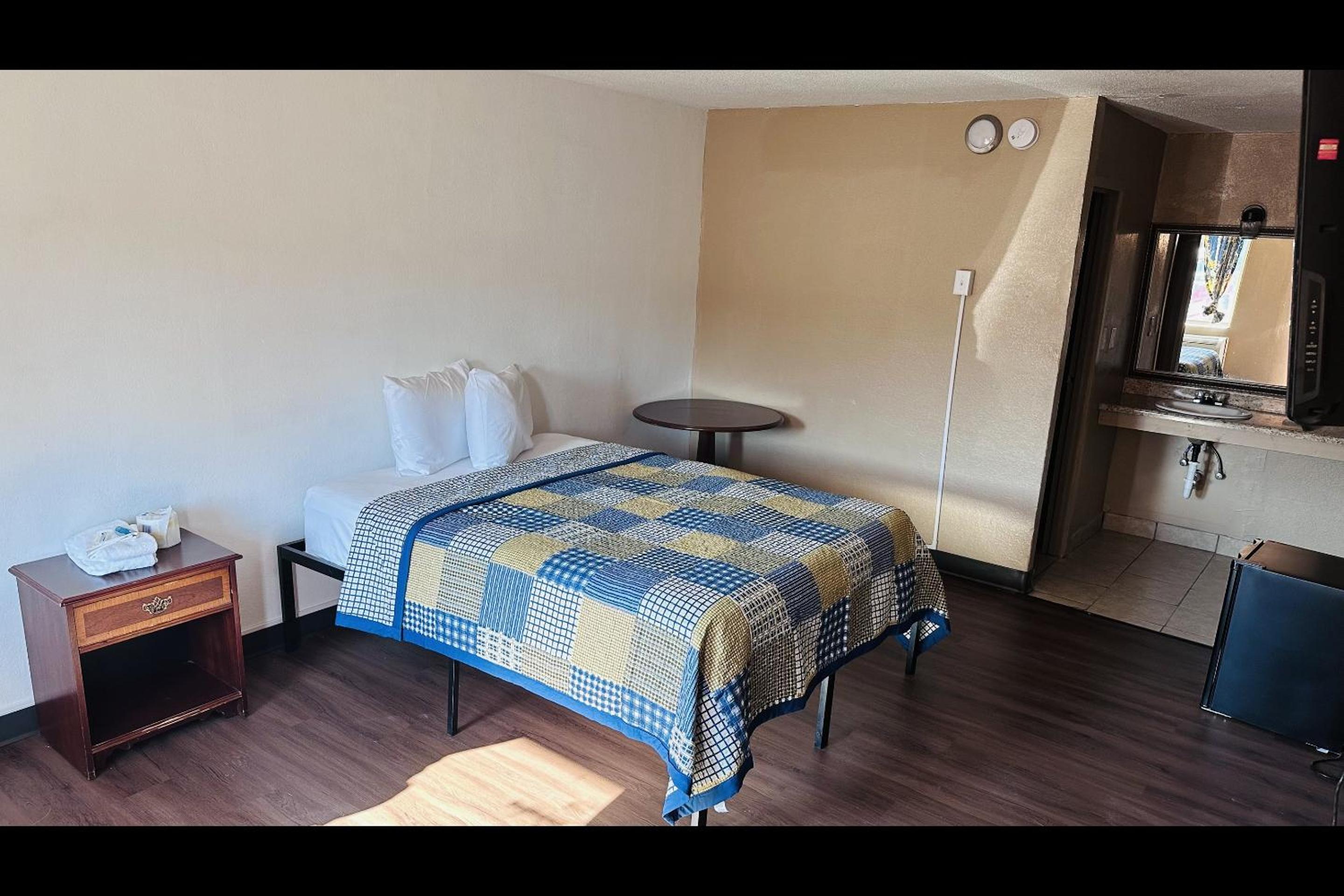 Hallmark Inn By OYO Fort Wayne - photo 18
