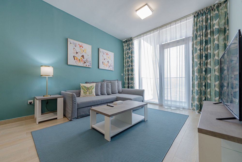 Marco Polo Park and Skyline Views From this Cozy Apt in JVC — 4-Star Luxury Hotel in Dubai, United Arab Emirates