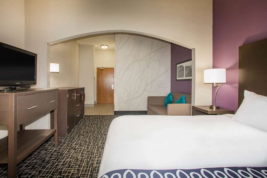 La Quinta Inn & Suites by Wyndham Pontoon Beach - photo 37