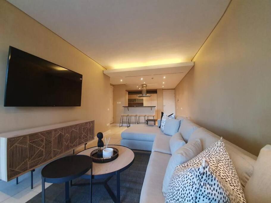 Luxury Waterfront Marina Apartment