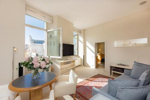 Amazing Via Nazionale 2 — 4-Star Luxury Hotel in Rome, Italy