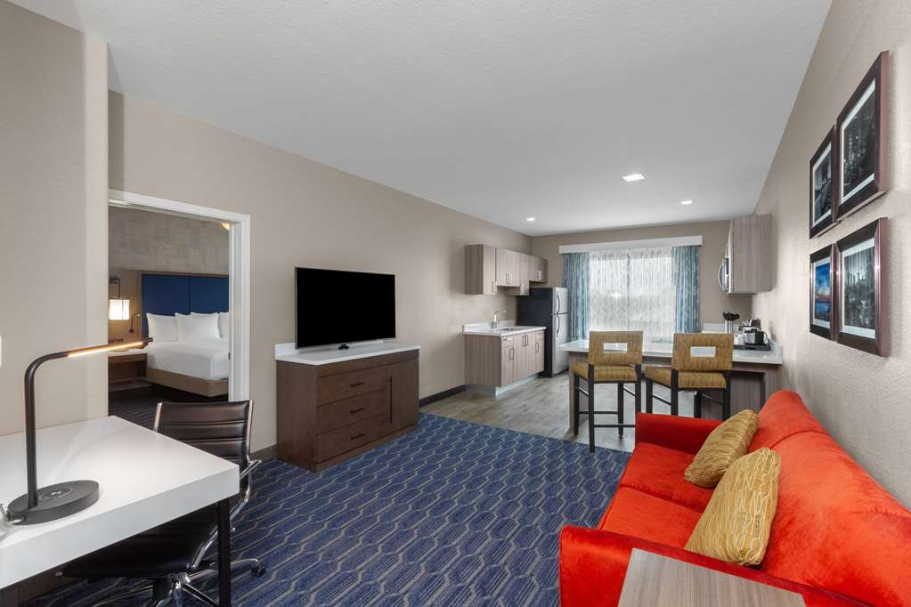 La Quinta Inn & Suites by Wyndham Houston Channelview - photo 33