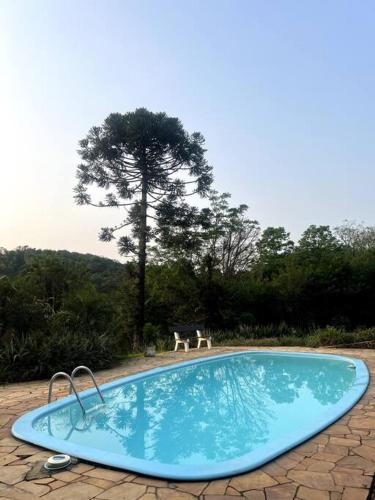 Chácara da Aráucária sítio privativo com piscina churrasqueira e área verde - carbon neutral hotel in Unknown City