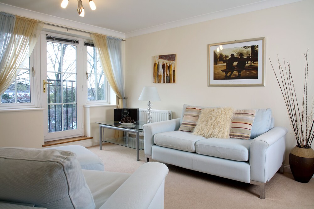 Westlands House — 4-Star Luxury Hotel in Basingstoke, United Kingdom