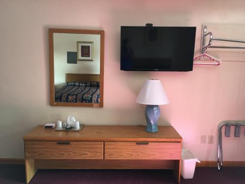 Knotty Pine Motel - photo 22
