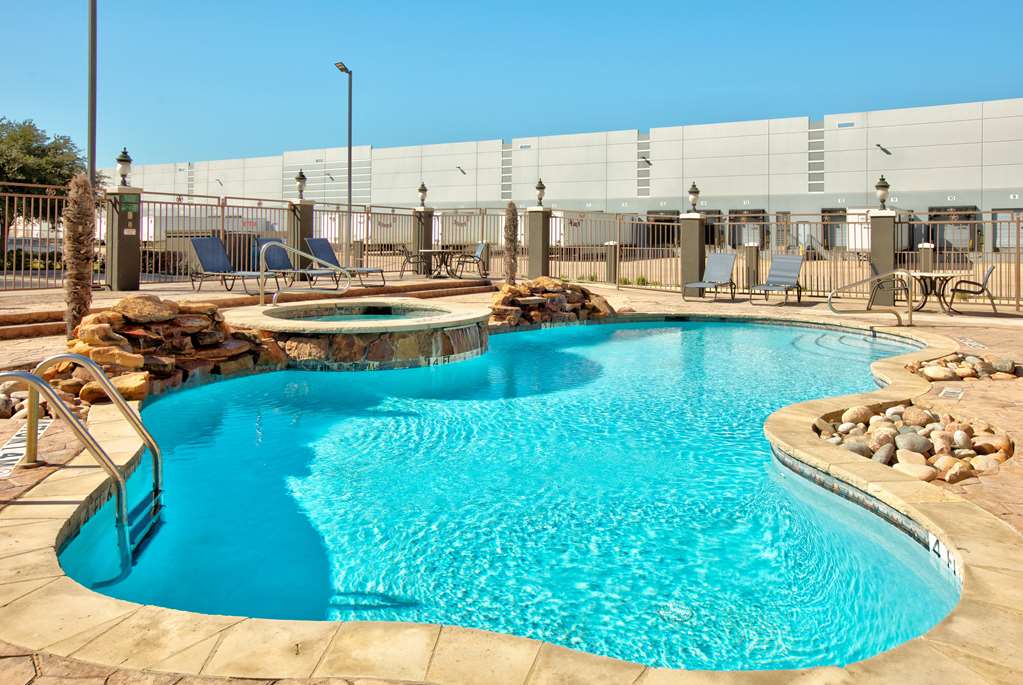 La Quinta Inn & Suites by Wyndham Dallas Grand Prairie South - photo 16