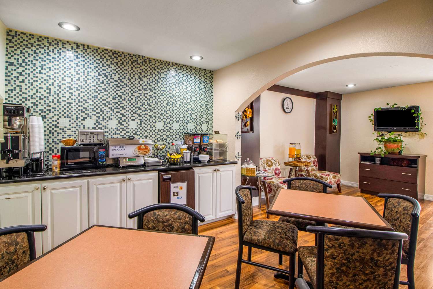 Rodeway Inn & Suites Houston near Medical Center - photo 12