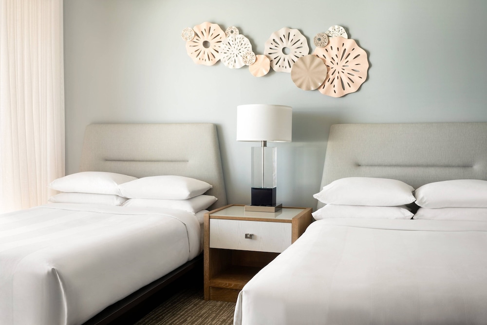 Waikiki Beach Marriott Resort & Spa - photo 18