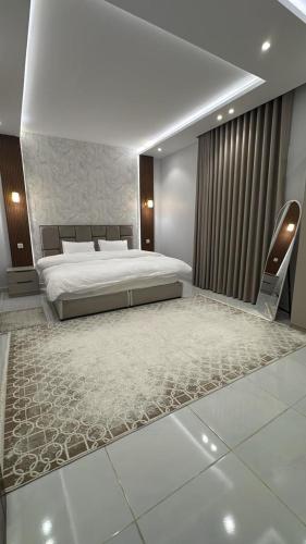 Luxury apartment 3 bedrooms living room kitchen — 4-Star Luxury Hotel in Jeddah, Saudi Arabia