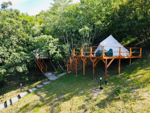 Wine Road Glamping - carbon neutral hotel in Cuvin