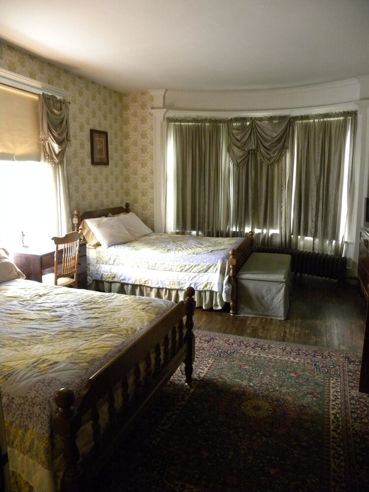 Victorian Charm Inn - photo 4
