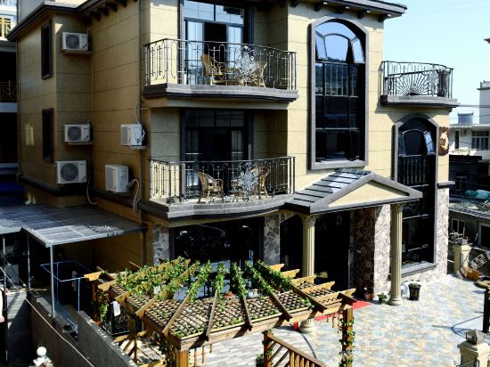 Fallen Bay in Caiyuan, People's Republic of China