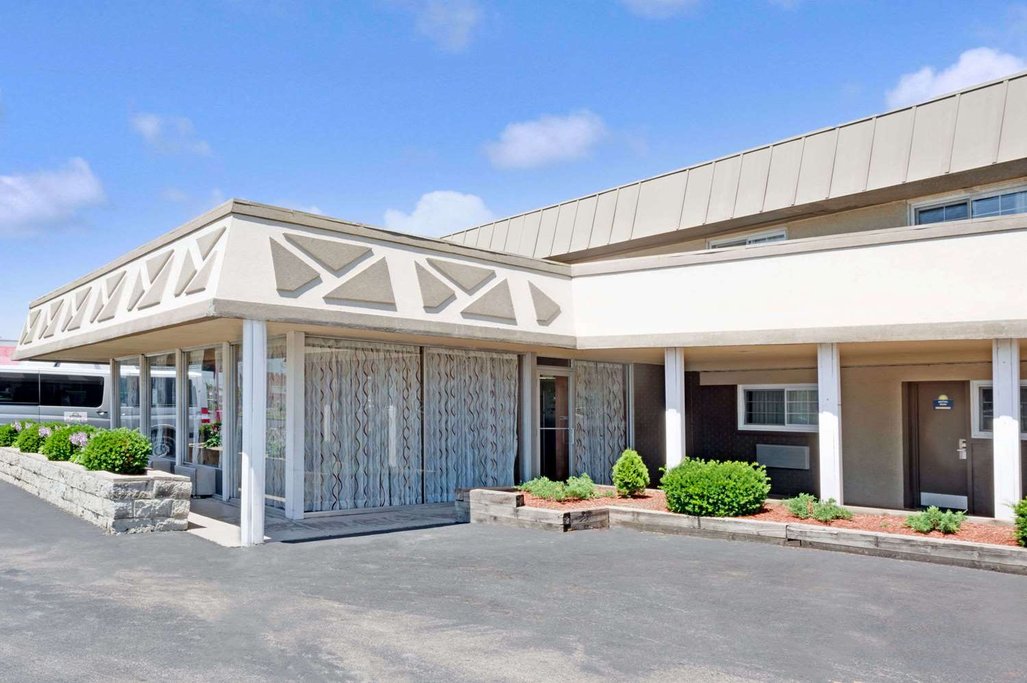 Days Inn by Wyndham Elk Grove Village O'Hare Airport West - photo 16