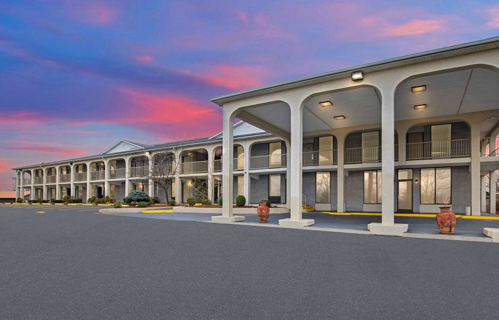 Days Inn by Wyndham Columbia Kentucky - photo 7