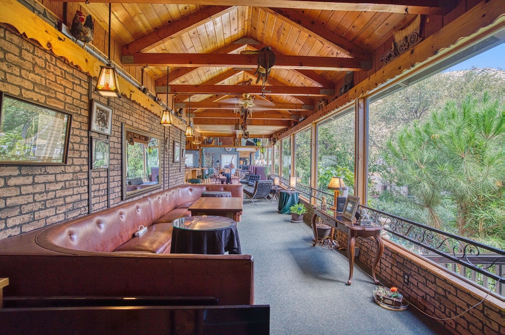 Piazza's Pine Cone Inn - photo 18