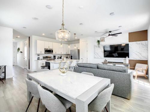 Relaxing 3BR with Garage & Kids Splash Pad — 4-Star Luxury Hotel in Davenport, United States