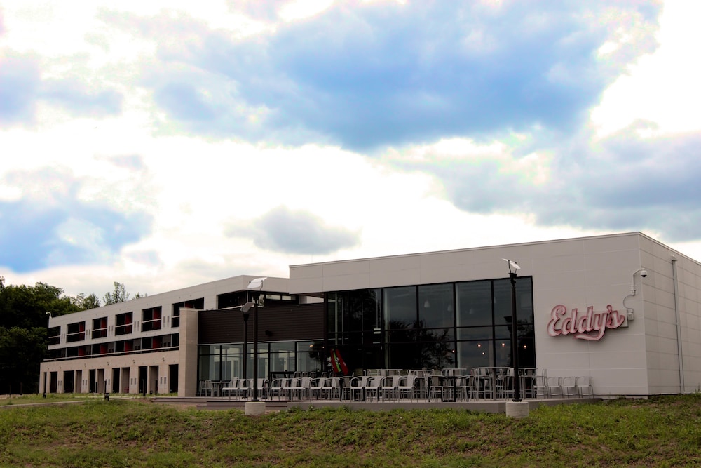 Eddy's Resort - carbon neutral hotel in Saint Cloud