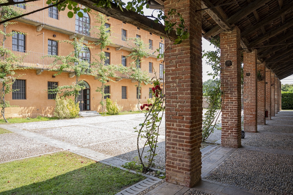 Les Arcs — 4-Star Luxury Hotel in Agrate Conturbia, Italy