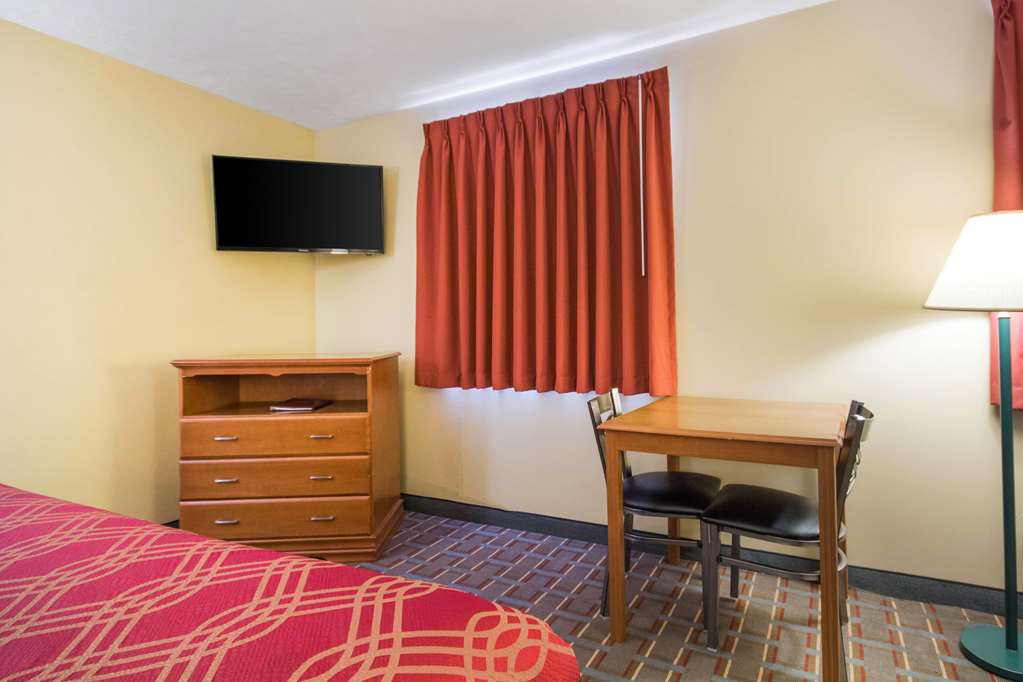 Econo Lodge Lansing Leavenworth - photo 8