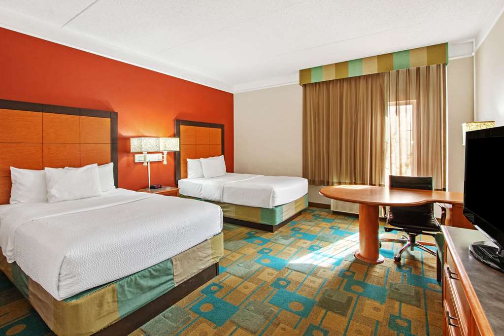La Quinta Inn & Suites by Wyndham Albuquerque West - photo 16