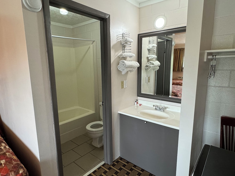 Economy Inn Crossville - photo 8