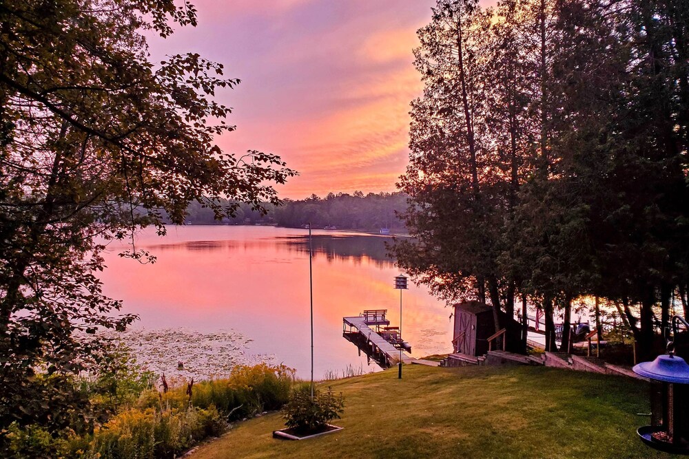 Lakefront Hideaway w Dock Kayaks Fire Pit — hotel in East Tawas