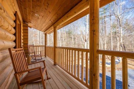 Studio apartment at Sugarloaf Log House — 4-Star Luxury Hotel in Urbana, United States
