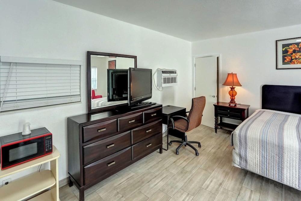 Richards Motel Courtyard - photo 8