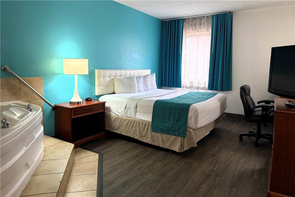 Howard Johnson by Wyndham Evansville East - photo 20