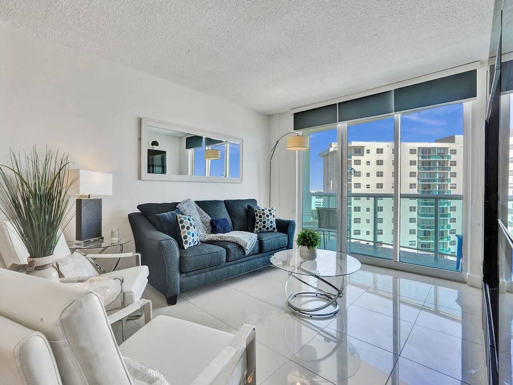 2 Bedrooms 2 Full Bathrooms Apt. On The Beach — 4-Star Luxury Hotel in Hollywood, United States