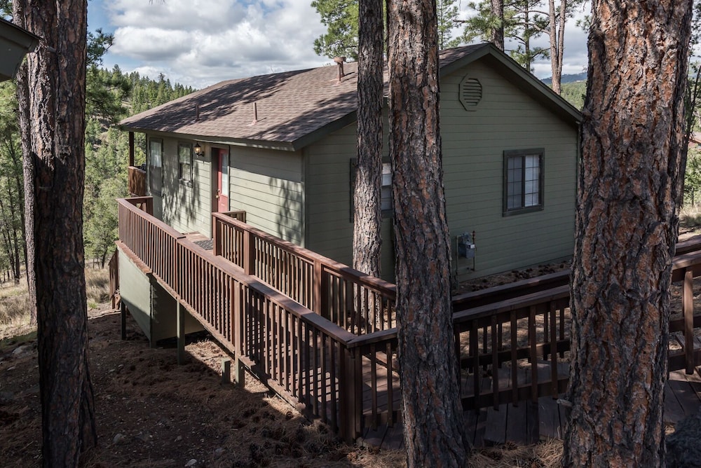 Alpine Village Cabin #100 Holiday Home — 4-Star Luxury Hotel in Ruidoso, United States