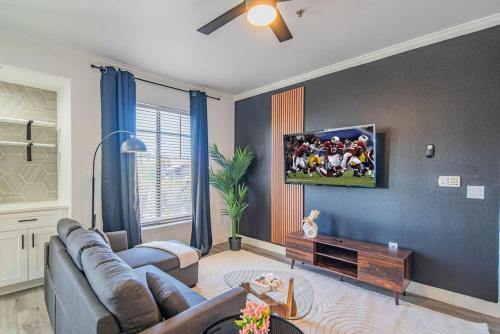 Amiable 2BD King Bed with Pool Hot Tub Gym Parking — 4-Star Luxury Hotel in Glendale, United States