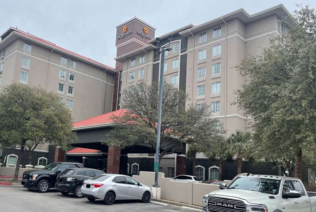 La Quinta Inn & Suites by Wyndham San Antonio Airport