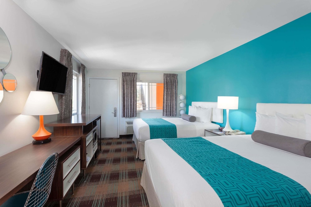 Howard Johnson by Wyndham San Diego Hotel Circle - photo 11