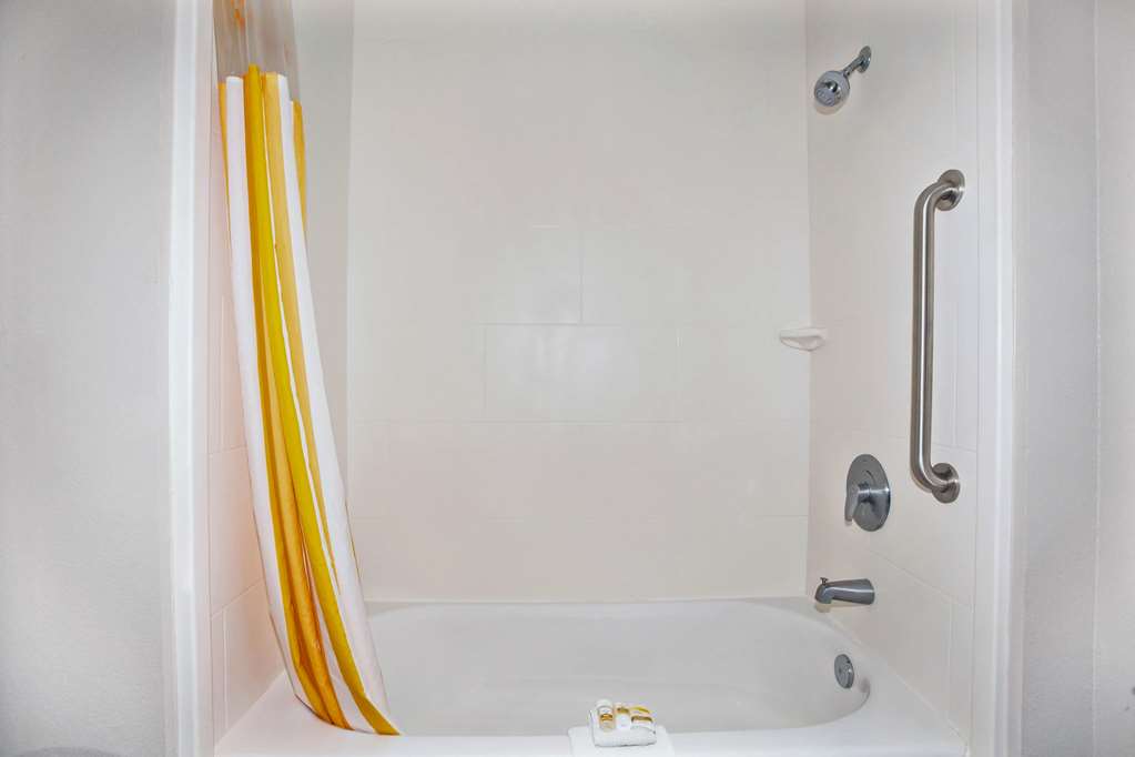 La Quinta Inn & Suites by Wyndham Karnes City Kenedy - photo 27