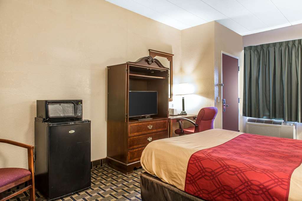 Econo Lodge Cranston Providence - photo 18
